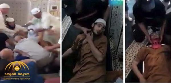 بالفيديو : إمام مسجد يعتدي بالضرب على أحد المصلين في الجزائر