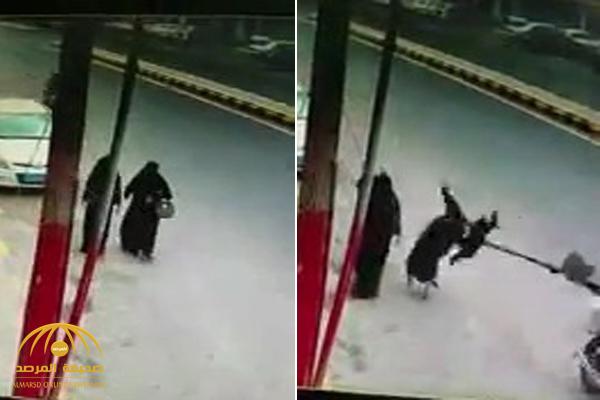 شاهد : لص يسرق حقيبة سيدة "منتقبة" في صنعاء .. والأخيرة ترتطم بالأرض بقوة
