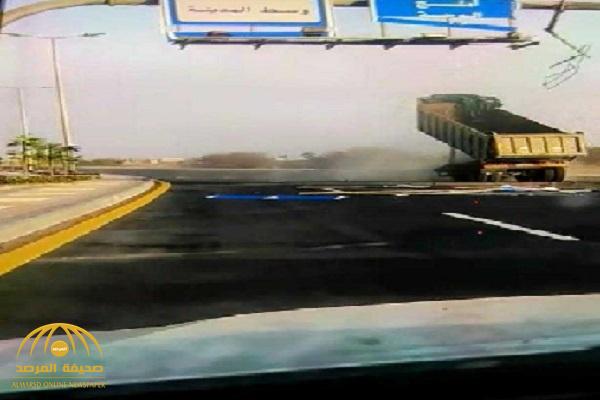 حقيقة الفيديو المتداول عبر "التواصل" لحادثة "شاحنة" على طريق مطار ينبع !
