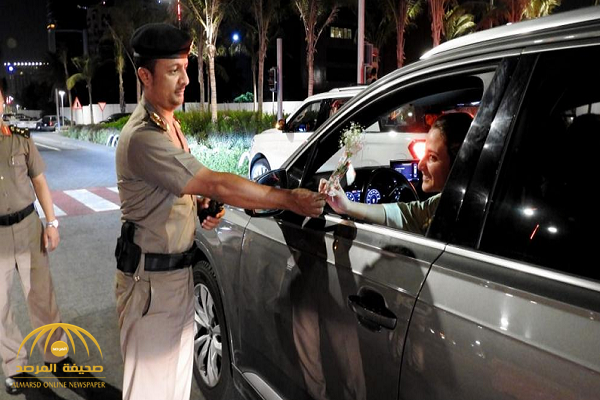 بالصور.. رجال المرور يوزعون الورود على السعوديات في الساعات الأولى لتطبيق قرار القيادة