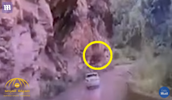 شاهد.. لحظة سقوط صخرة ضخمة على سيارة أثناء مرورها في طريق جبلي بالصين