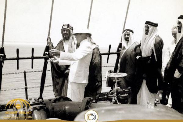 شاهد.. صورة نادرة لـ "الملك عبدالعزيز "يدير صمام أول ناقلة زيت في رأس تنورة