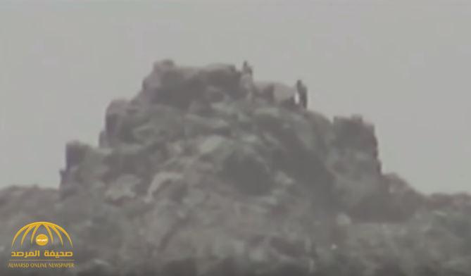 "ظنوا أنهم في مأمن من الرصاص" .. شاهد لحظة اصطياد الحوثيين أسفل الجبل