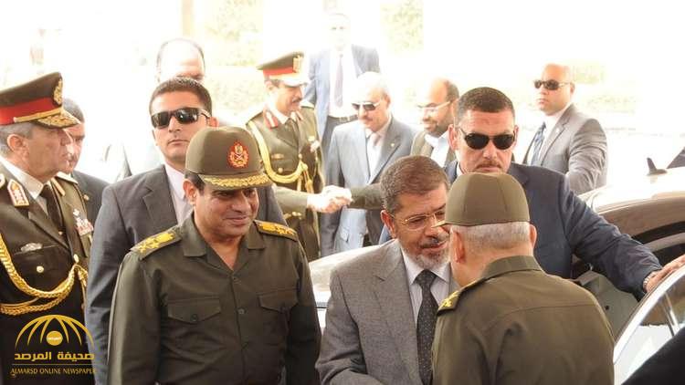 تفاصيل مثيرة وجديدة قبل عزل مرسي.. "السيسي سلم سلاحه قبل لقاء الرئيس المعزول" (فيديو)