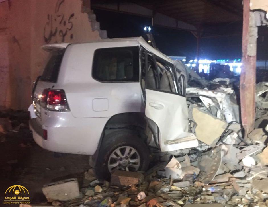 شاهد حادث مروع  لسيارة  "لاند كروز" اصطدمت بسور خرساني على طريق صبيا !-صورة