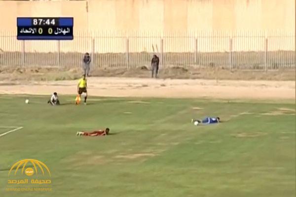 بالفيديو : لحظة إطلاق نار في نهائي كأس ليبيا .. شاهد ردة فعل اللاعبين