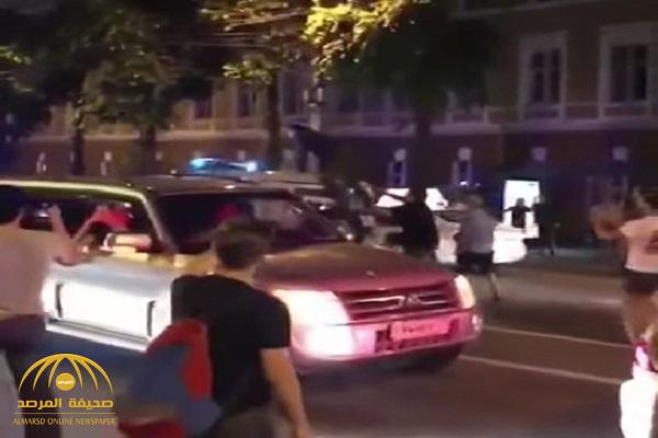 بالفيديو .. شاهد كيف تعاملت الشرطة الروسية مع مشجع قفز على سيارتهم
