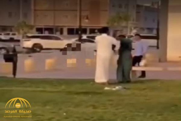 شرطة الرياض تقبض على شخص ظهر في مقطع يصفع عامل نظافة على وجهه بالرياض وتكشف عن هويته وعمره