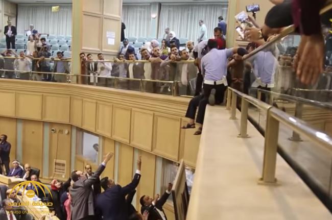 بالفيديو .. شاهد حالة نادرة .. أردني يحاول الانتحار بإلقاء نفسه داخل قاعة مجلس البرلمان