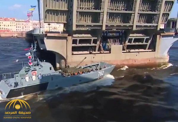 شاهد .. فيديو محرج للأسطول البحري الروسي أثناء حضور الرئيس "بوتين"