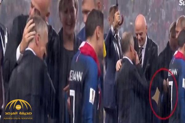 شاهد .. الفتاة التي تقف خلف بوتين تخبىء ميدالية دون أن يراها أحد خلال تتويج فرنسا !