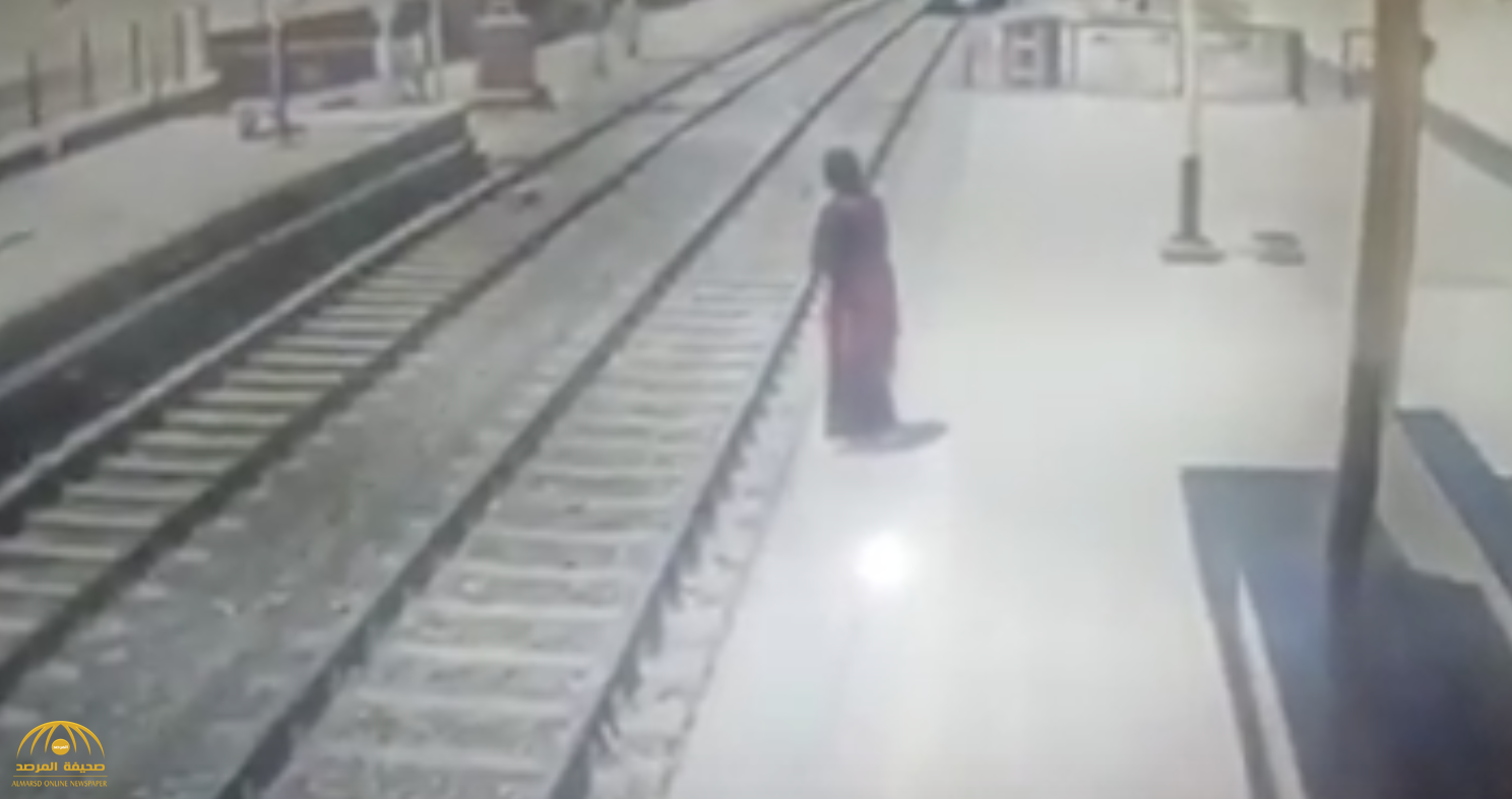 شاهد بالفيديو لحظة انتحار سيدة مصرية بالقفز أمام قطار مسرع