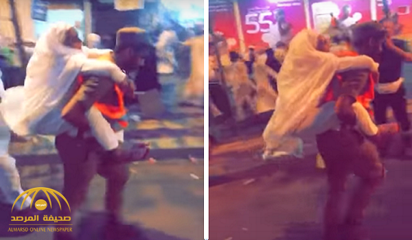شاهد رجل أمن سعودي  يقدم عمل إنساني  لـ"حاجة مسنة" أنهكها السير