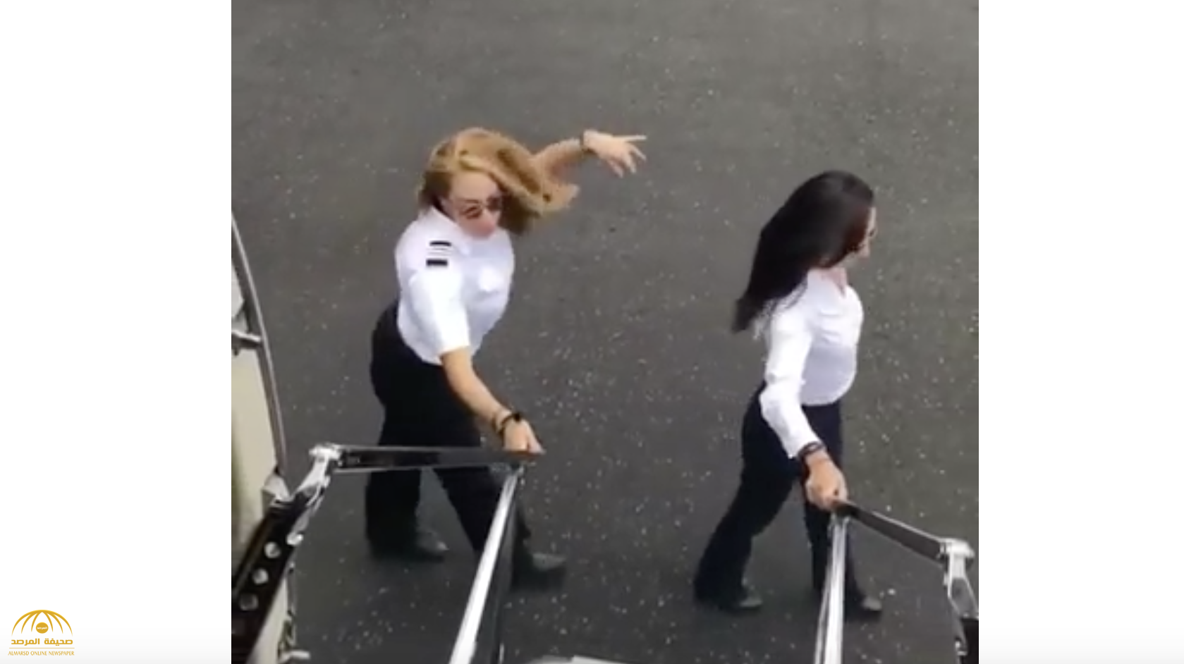 بالفيديو.. تحدي لأول مرة.. شاهد: طاقم طيران نسائي يرقص " كيكي" بجوار طائرة