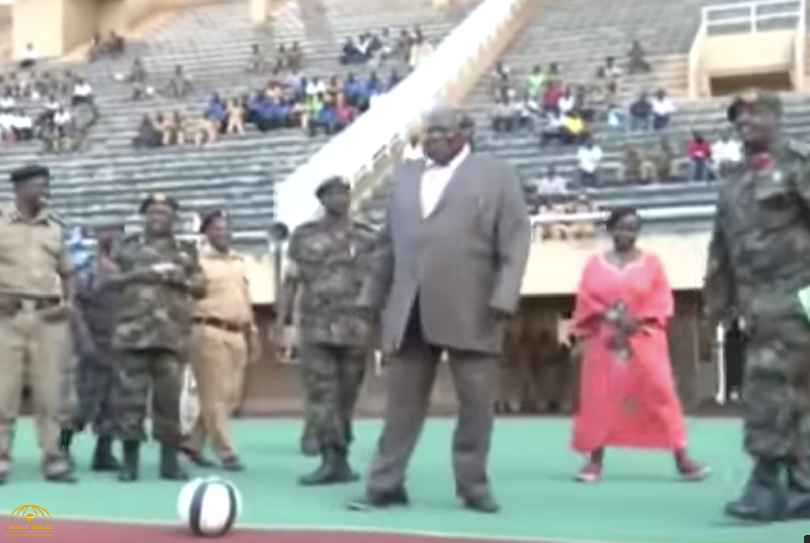 شاهد مسؤول أفريقي "سمين" يتعرض لموقف مضحك على الهواء أمام مؤيديه