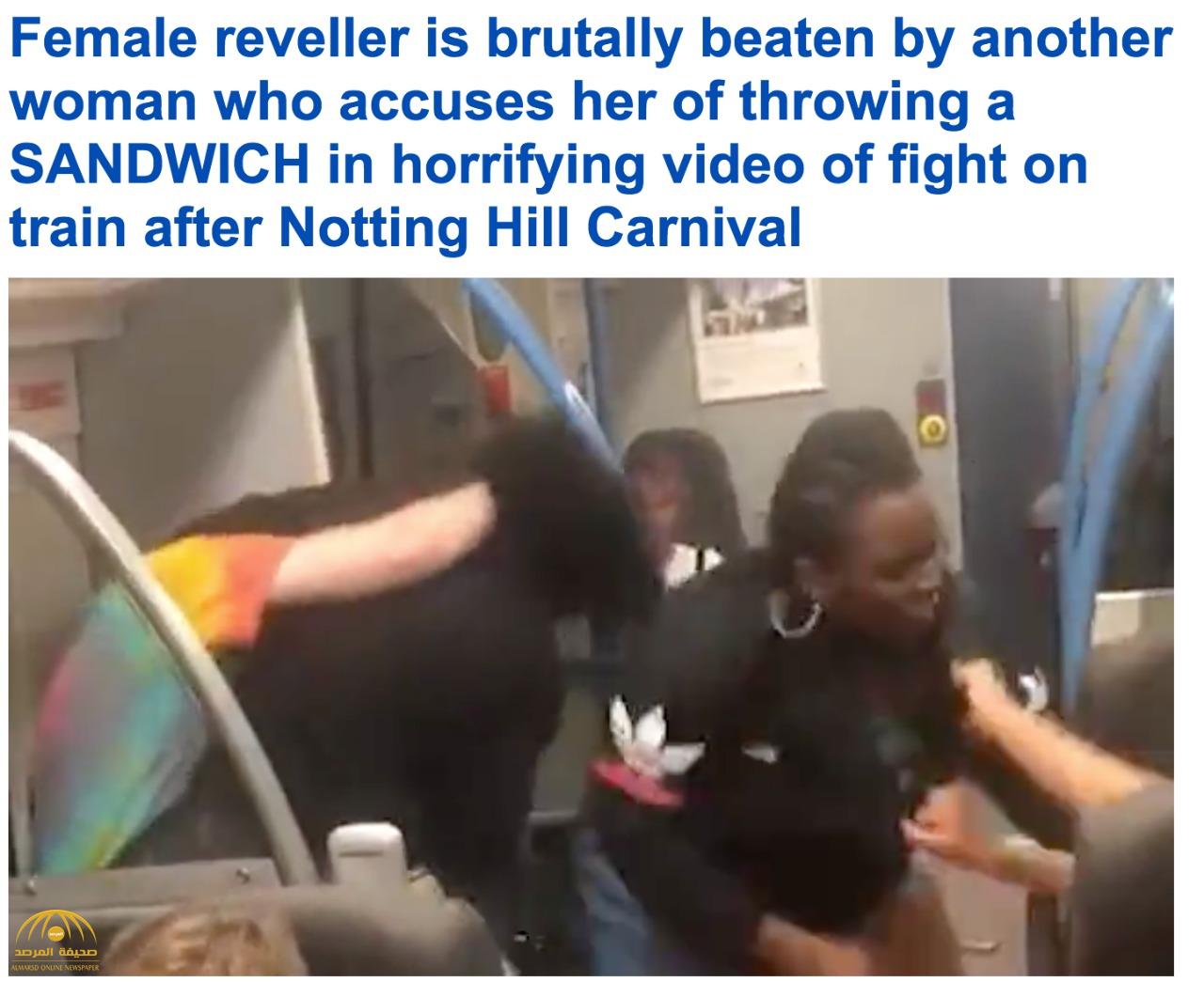 شاهد: امرأة تصفع فتاة وتسقطها أرضًا وتوجه إليها عدة لكمات على متن قطار متجه للندن!