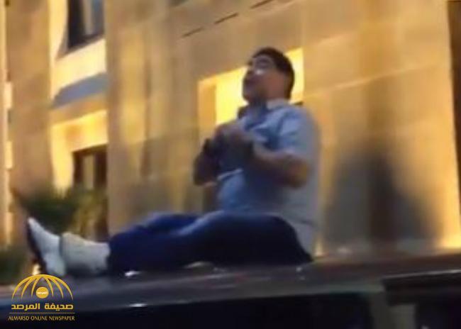 بالفيديو: مارادونا "سكران" ينزع قميصه ويمسك "حلمته" أمام المعجبين!