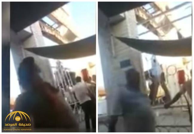 بالفيديو : اتهموه بالسرقة فعلقوه على بوابة السوق في أوزباكستان