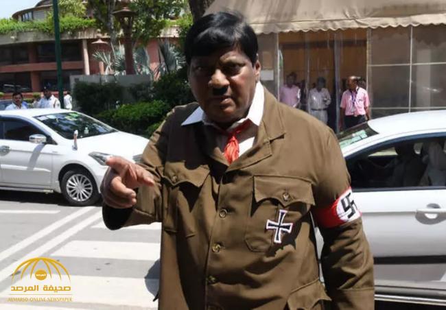 "نائب هندي" يتنكر في زي "هتلر" أثناء جلسة بالبرلمان ويفاجئ زملائه .. ويكشف عن سبب تقمصه للدور