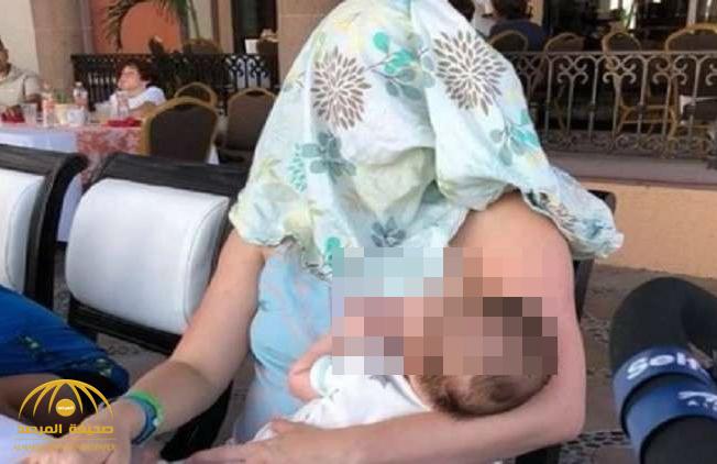 أمريكي ينتقد امرأة ترضع طفلها في أحد المطاعم العامة .. وهكذا ردت عليه!