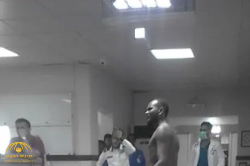 كشف تفاصيل فيديو "المتجرد من ملابسه" الذي اقتحم مستشفى الثغر بجدة وتهجم على من حوله!