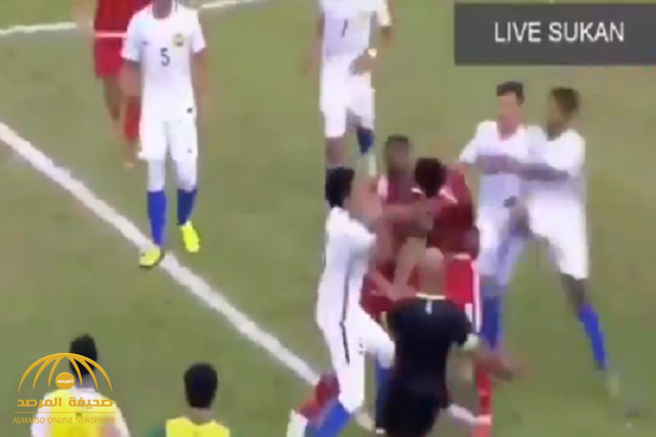 شاهد: مشاجرة عنيفة واشتباكات بالأيدي بين لاعبي المنتخب الإماراتي والماليزي!
