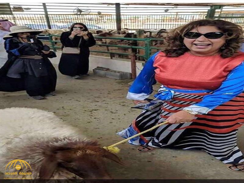 بالفيديو: القنصل الأمريكية في الظهران تسحب خروف في سوق للمواشي.. شاهد: كيف بدت!