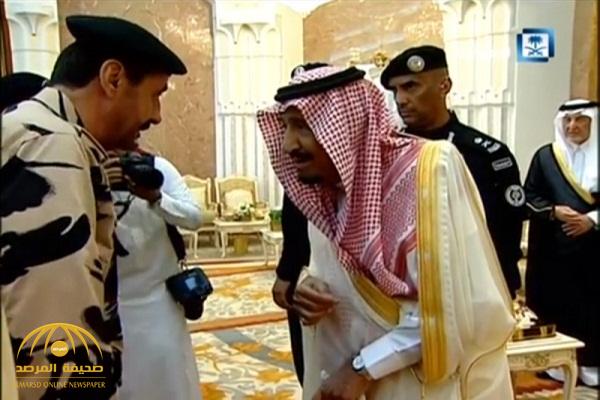 بالفيديو .. خادم الحرمين في لقطة عفوية مع مدير عام المجاهدين