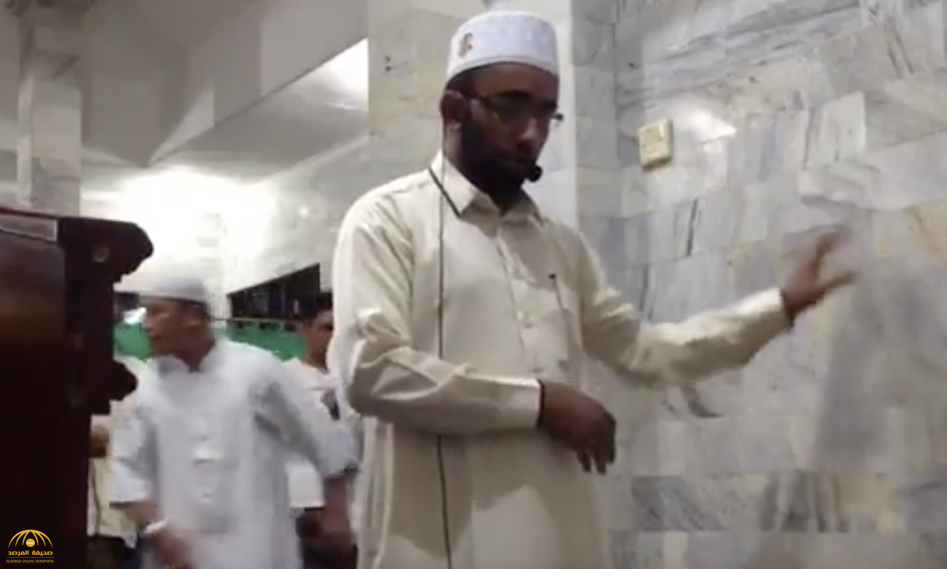 شاهد .. لحظة هروب المصلين أثناء وقوع زلزال في إندونيسيا وثبات الإمام!