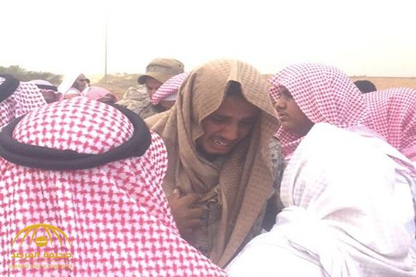 صورة.. رجل أمن يبكي حزنًا على فراق زميله الشهيد " عادل نجمي" أثناء مراسم الدفن بالطوال.. ويبشره بهذا الأمر !