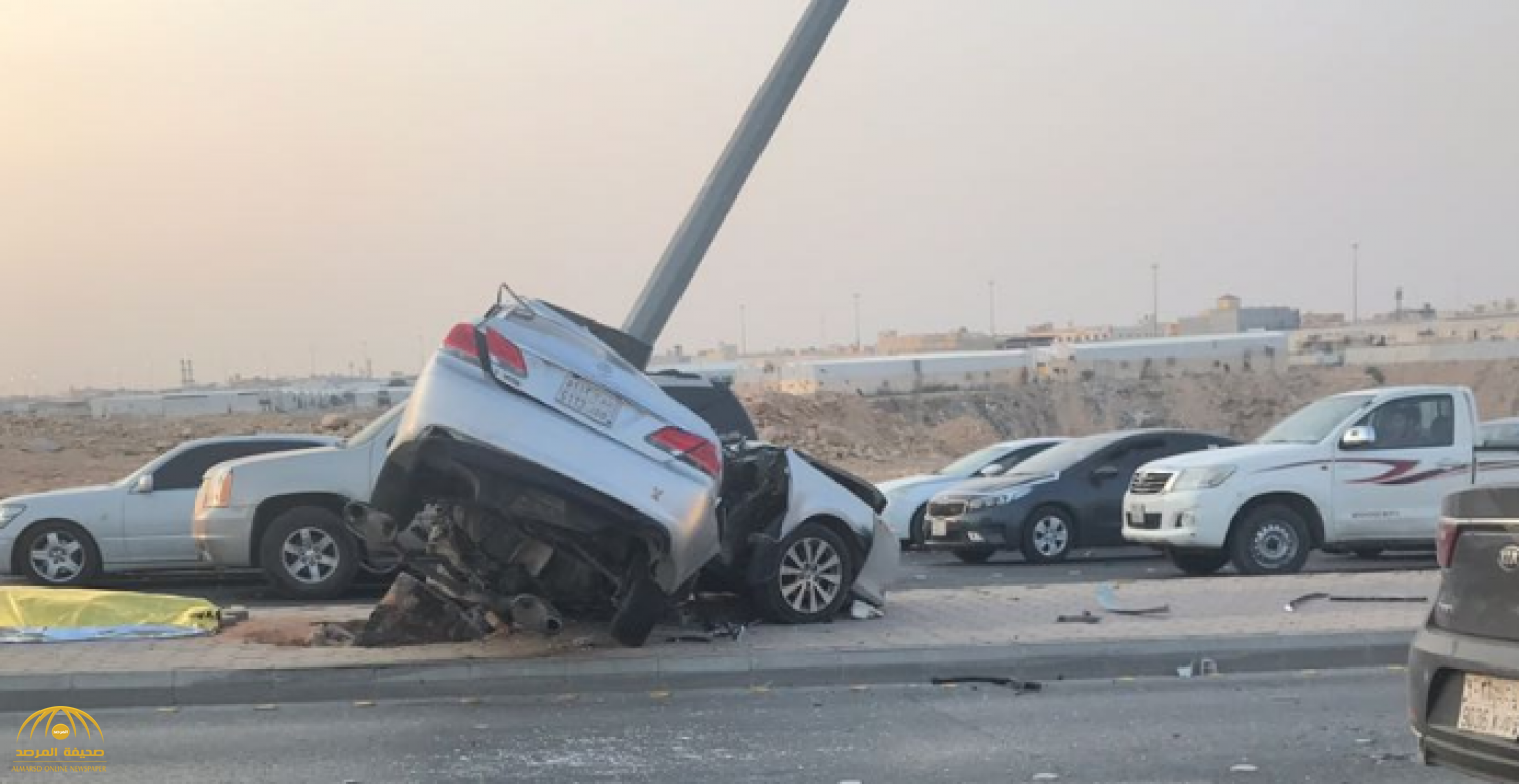 شاهد بالصور:حادث مروع لسيارة اصطدمت بعمود إنارة غرب الرياض