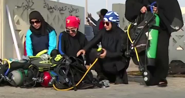 شاهد.. "40 فتاة" سعودية يتحدين الخوف في رياضة الغوص.. وهكذا وصفن مشاعرهن!
