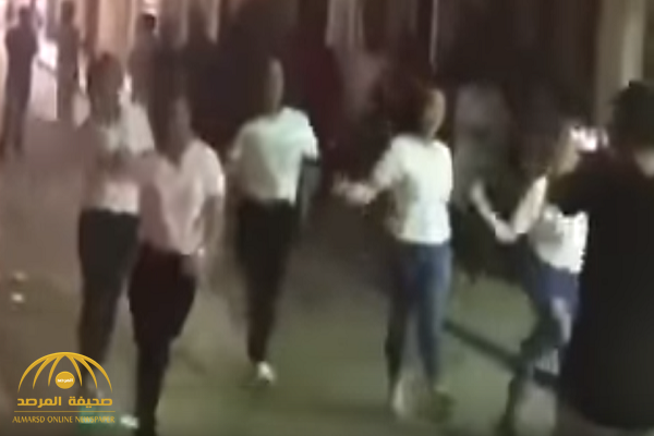على الطريقة الأجنبية.. شاهد: رقص شباب وفتيات في مكان عام بالكويت يثير جدلًا!