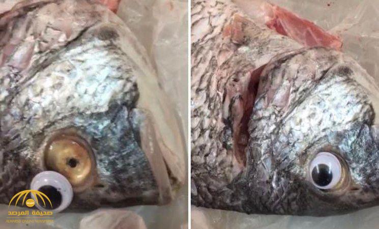 بائع أسماك يلجأ لحيلة ماكرة لبيع الأسماك على أنها طازحة - فيديو