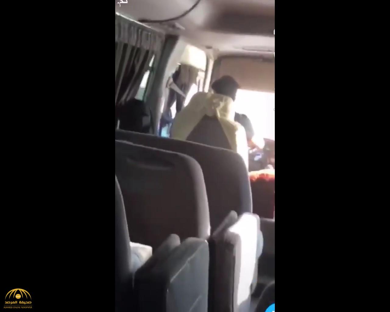 شاهد: مواطن يعتدي على سائق باص طالبات جامعة نورة بالضرب والسباب.. كيف جاء رد فعل الفتيات؟