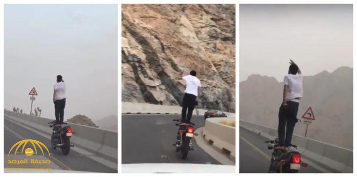 شاهد .. شاب سعودي يستعرض ويرقص أعلى دراجة نارية على طريق الكر