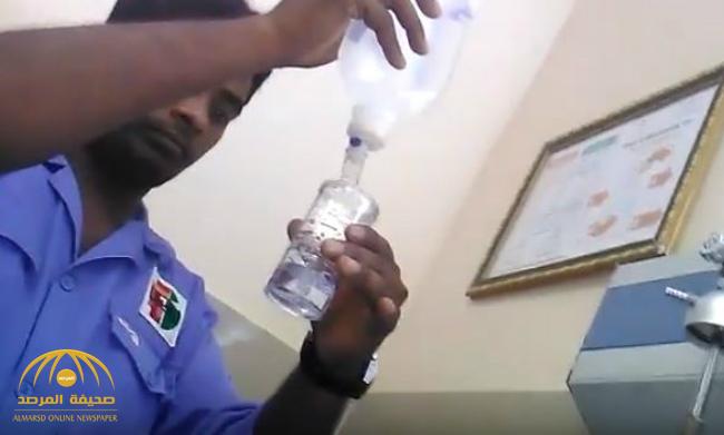 بالفيديو .. “عامل نظافة” يقوم بتعبئة عبوة "الأكسجين" بـالمغذية لمريض في مستشفى بجازان