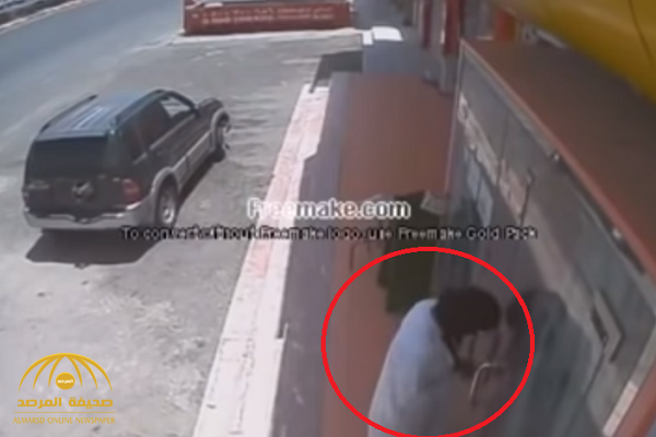 شاهد: كامير مراقبة ترصد شخص يقوم بالسطو على محل بخميس مشيط!