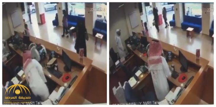 بالصور .. شاهد ماذا فعل أصدقاء الموظف ضحية السطو على بنك الخليج بالكويت معه بعد الحادث