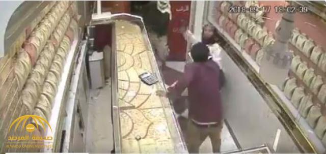 بالفيديو .. شاهد كيف تصدى صاحب محل مجوهرات لمسلحين اقتحموا المحل بتعز
