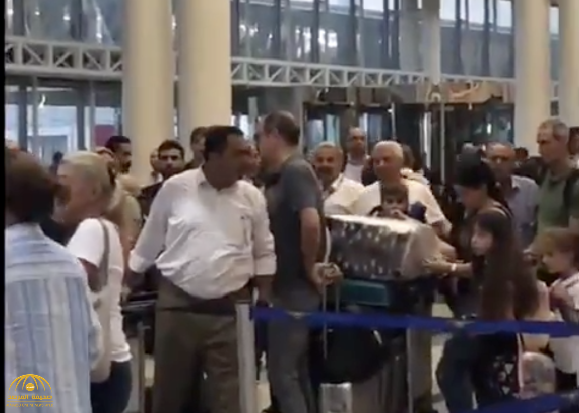 شاهد لبناني غاضب في مطار بيروت : يبغالكم  واحد زي "محمد بن سلمان" يربيكم ويربي الفاسدين!