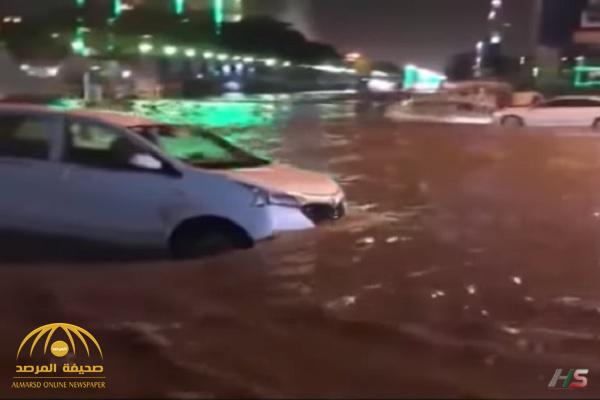 شاهد.. أمطار غزيرة تغرق شوارع نجران!