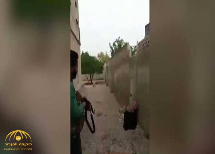 "غسل عارك يا بشار".. شاهد: سوري يقتل شقيقته المكبلة بسلاح "رشاش" ويوثق جريمته بالفيديو!
