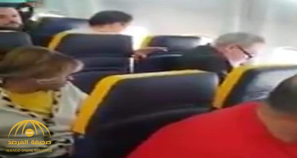 نعتها بـ“البقرة الغبية” .. بالفيديو: رجل يشتم امرأة سبعينية سوداء في طائرة ويعاملها بطريقة مهينة!