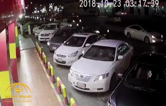 شاهد لحظة سرقة سيارة متوقفة أمام مطعم بجدة.. وكاميرا المحل ترصد  الجاني بشكل واضح- فيديو