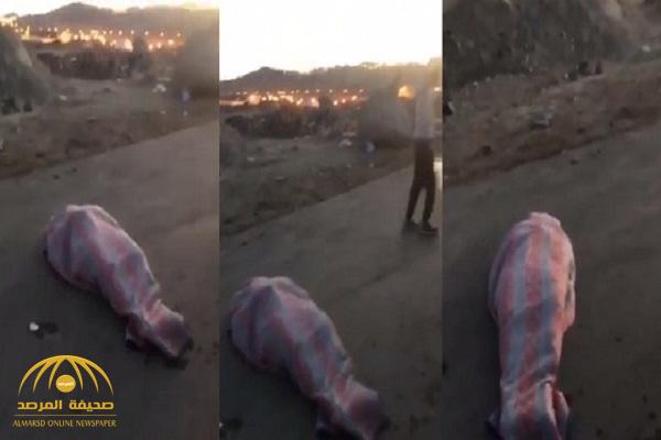 بالفيديو .. لحظة عثور مواطنين على جثة وسط طريق سريع في ظروف غامضة بأبها
