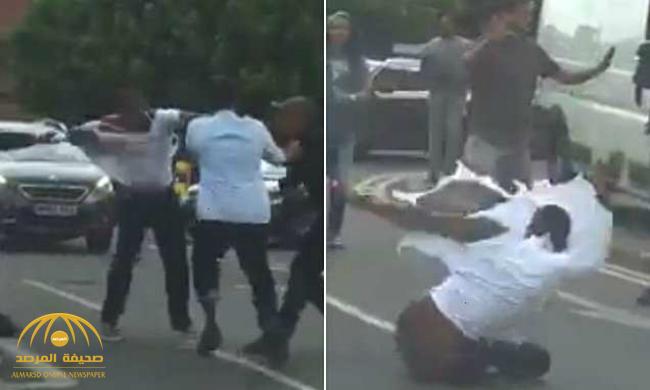 بالفيديو : رجل يتعرض لهجوم عنيف من قبل رجلين بعد اصطدام سيارته بسيارتهما .. شاهد ماذا حدث له !