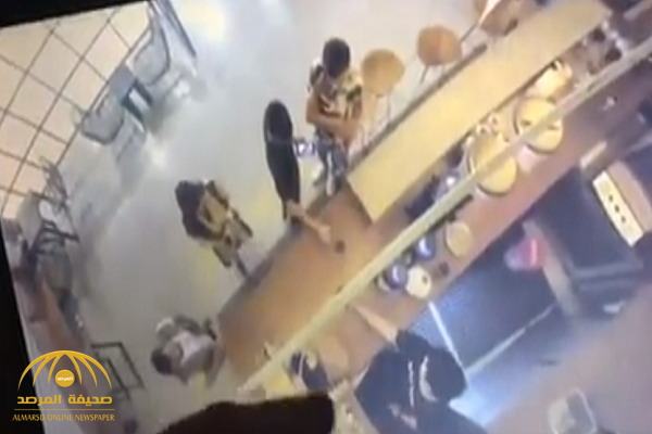 بالفيديو: مشهد غريب داخل مقهى بالكويت وثقته كاميرا المحل.. شاب يطلب كوب "قهوة"..شاهد ماذا حدث!