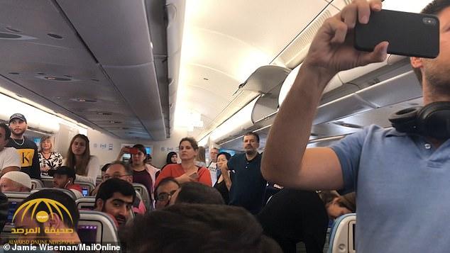 شاهد: رجل يصرخ في طائرة تركية يصاحبه 4 رجال يرتدون ملابس تشبه ملابس الشرطة!