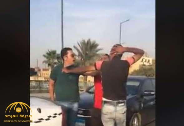 شاهد.. ضابط مصري يضرب سائق تاكسي بـ"مسدس" على رأسه